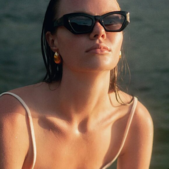 NEW ~ Anthropologie Amber Sceats Ribbed Hoop Gold Earrings - Picture 2 of 13